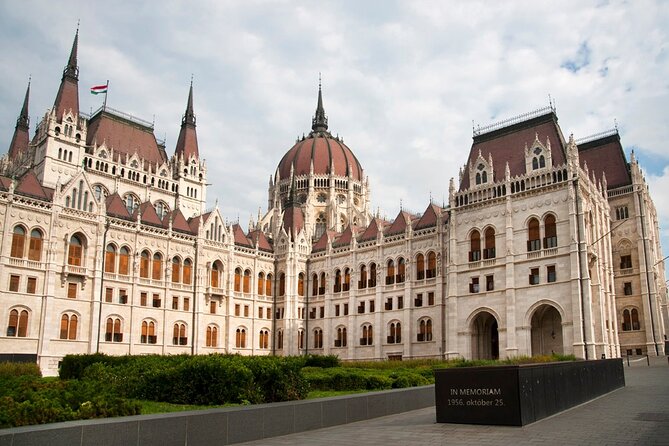 Comprehensive sightseeing tour - Into Buda Castle: Royal Palace terrace views plus a classic photo circuit