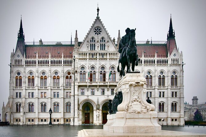 Discover the Heart of Budapest A Walking Tour of District V - Walking Into District V With a Smart, Small-Group Setup