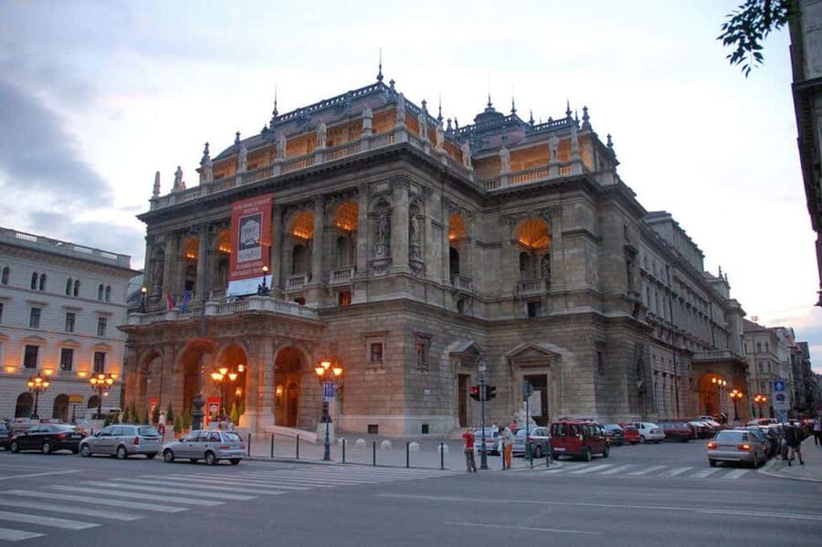 Discover the Highlights and Hidden Gems of Budapest - St. Stephen’s Basilica and the Chain Bridge: The Classic Budapest Combo