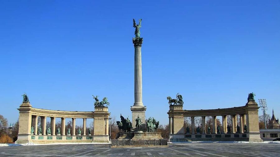 Discover the Highlights and Hidden Gems of Budapest - Central Market Hall and Vajdahunyad Castle: Food and Architecture in One Stretch