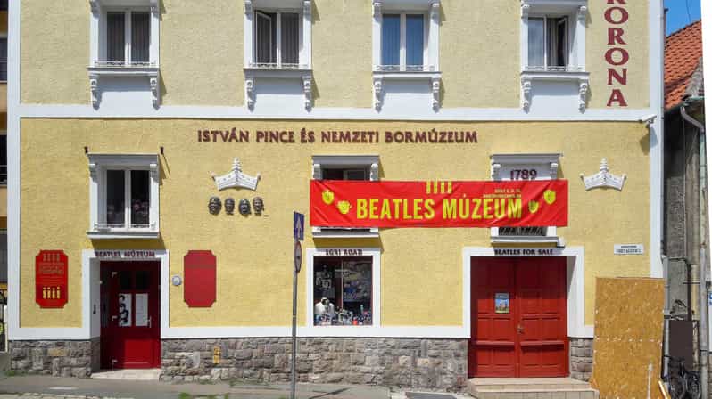 EGRI ROAD BEATLES MUSEUM - Chronological multimedia walls and touch-button video