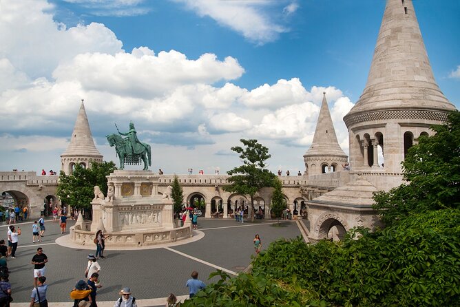 Essential Walking Tour - Fountain of King Matthias and Sandor Palace: Small Stops, Strong Atmosphere