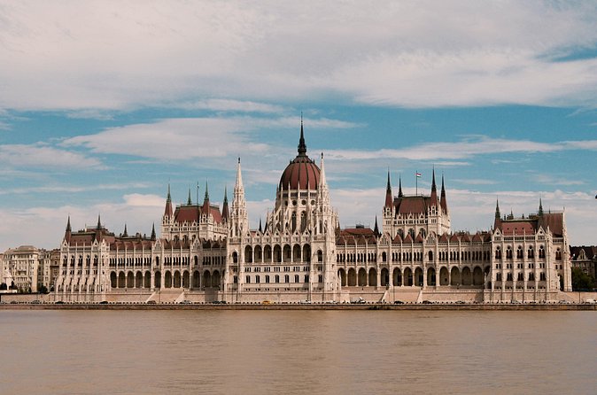 Explore Budapest in 90 minutes with a Local - Chain Bridge: The 1-Stop Lesson That Links Buda and Pest
