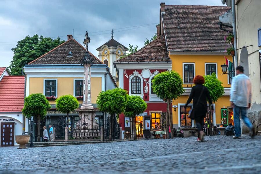 From Budapest: Full or Half Day Danube Bend Cruises - Lángos, Umbrellas, and Where to Eat Without Overthinking It