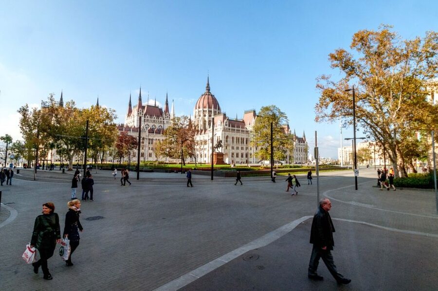 From Vienna: Guided Day Trip to Budapest - Vienna to Budapest by coach: the real pace of a one-day plan