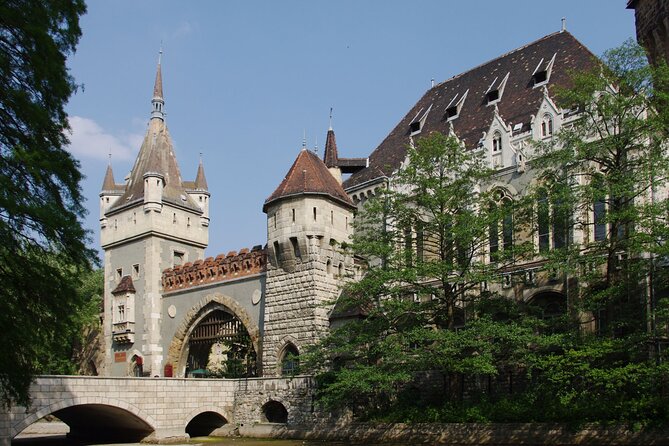 General sightseeing tour - Sandor Palace, Guards in Uniforms, and the Walk Toward Fisherman’s Bastion