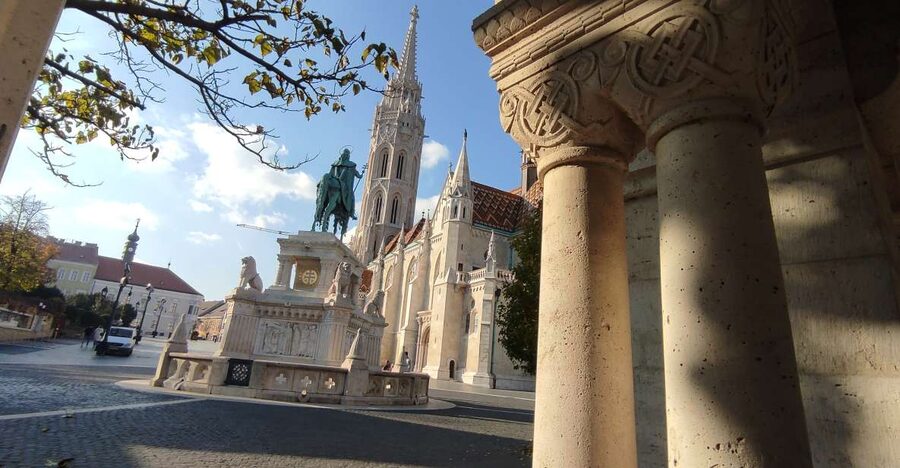 German guided tour through Budapest's castle district - Mary Magdalene Tower to Ruszwurm, the old-town mood in two stops
