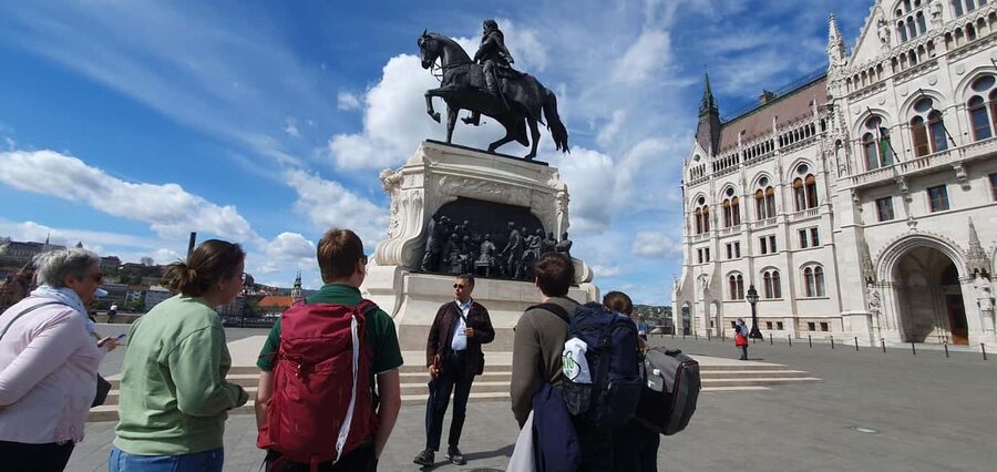 German speaking guided walking tour in Budapest - Starting at St Stephen’s Basilica, with a guide you can follow in German