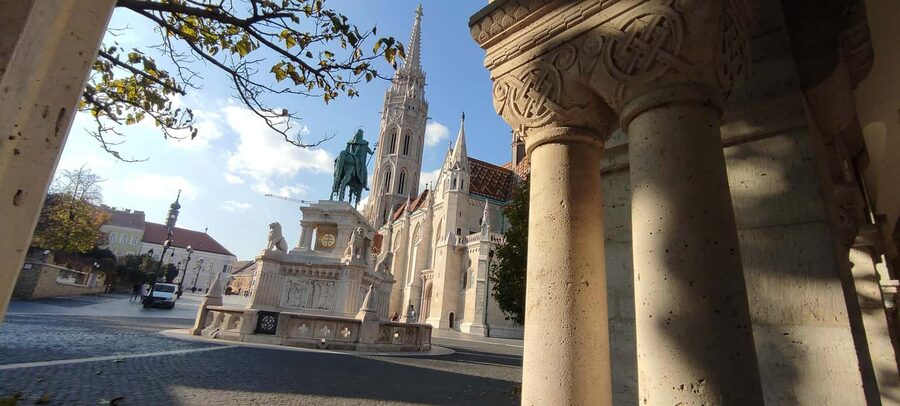 German speaking guided walking tour in Budapest - The Parliament building and the Danube: the city’s big geography lesson