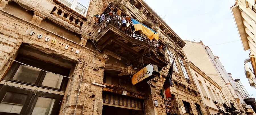 German tour in the Budapest city centre & the Jewish quarter - Kazinczy Street to Szimpla Kert: your launch point for food and drink
