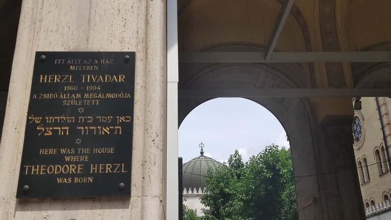 Jewish Budapest (German-language city tour) - Rumbach Street Synagogue, and Why Jewish Groups Built Different Spaces