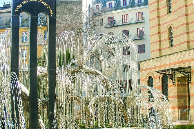 Jewish Heritage / Full tour - The Memorial to the Victims of the German Invasion: history, and controversy