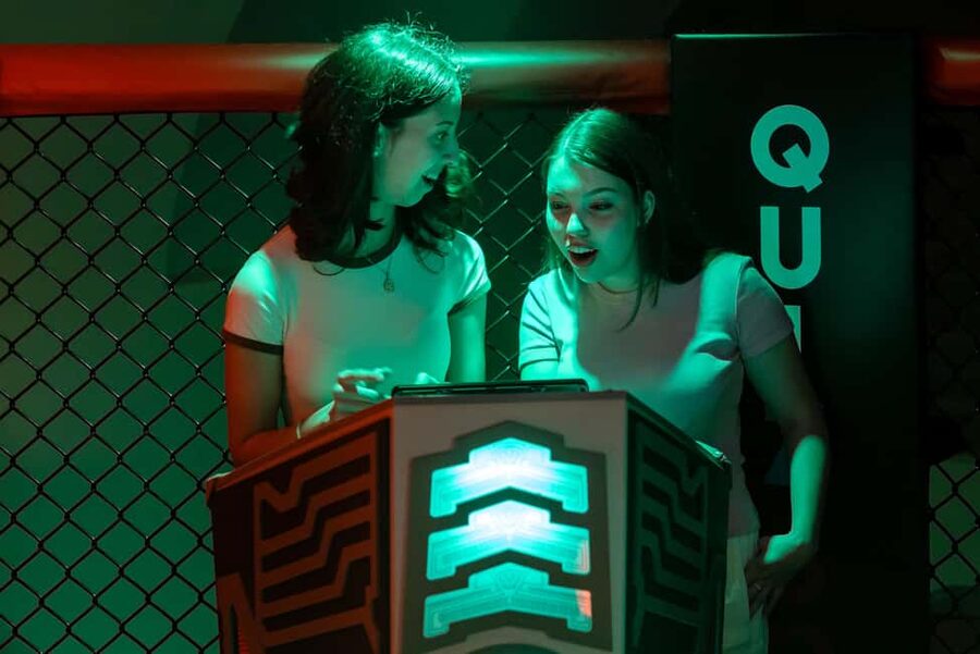 Leonoria Quizboxing- TV show-style team event in Budapest - Your host and the small-team format that keeps it from feeling “generic”