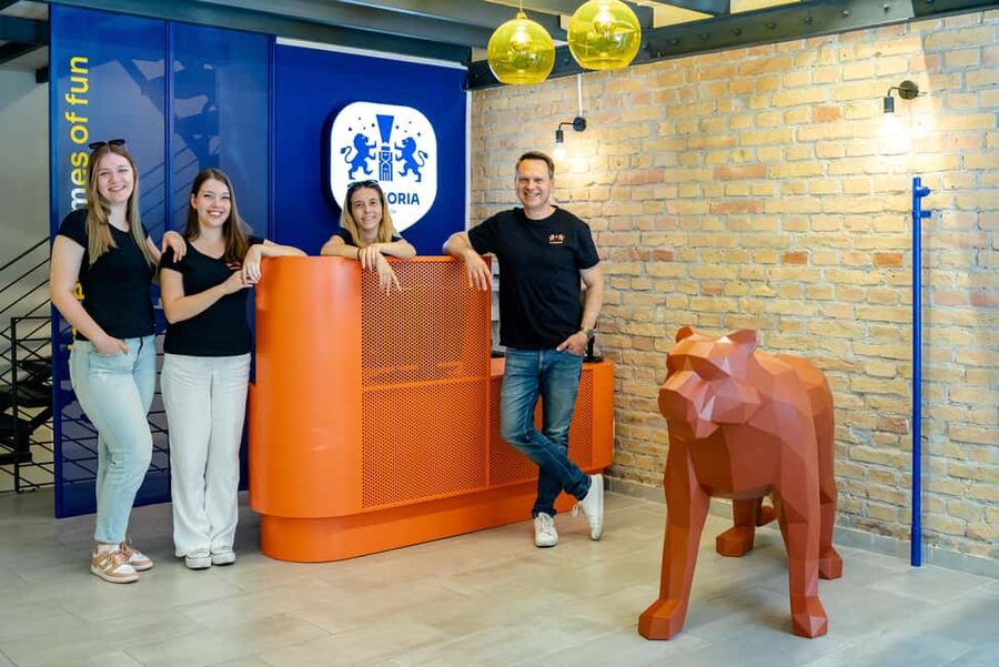 Leonoria Quizboxing- TV show-style team event in Budapest - Custom themes: how to tailor it for your friend group, family, or company