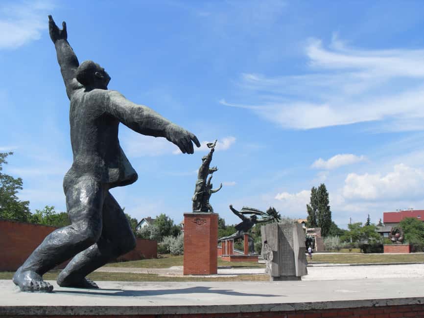 Life Behind the Iron Curtain, the communist Budapest private - Memento Park: communist symbols moved out of the city