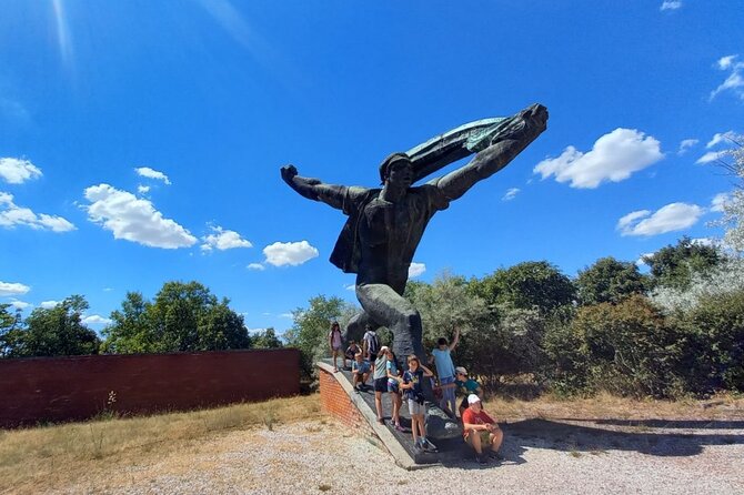 Minivan to Communist Statues and Memento Park with Live Guide - How the timing works and what weather can do to your comfort