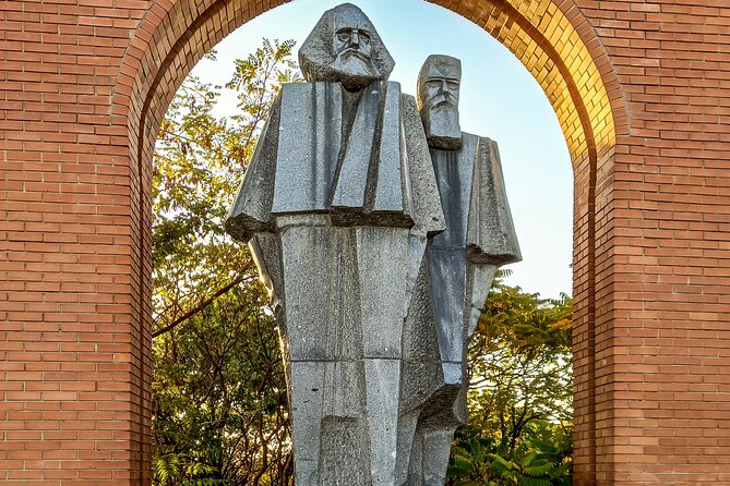 Minivan to Communist Statues and Memento Park with Live Guide - Getting there from Budapest, with a minivan that actually helps