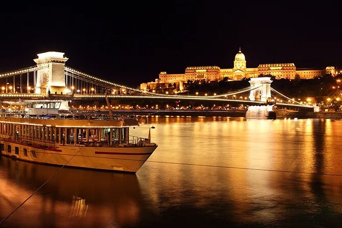 Private Budapest Christmas Market guided tour and Danube Evening cruise package - Food and gifts: chimney cake and mulled wine without the hunt