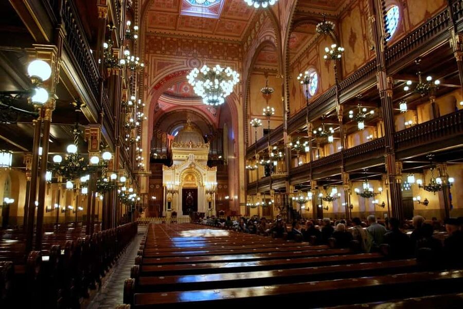 PRIVATE Budapest Jewish Heritage Walking Tour - Food Tasting - Kazinczy Street Synagogue and the ghetto memorial wall