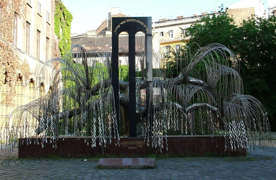 PRIVATE Budapest Jewish Heritage Walking Tour - Food Tasting - Babka Deli, coffee, and flódni: the food break that earns its place