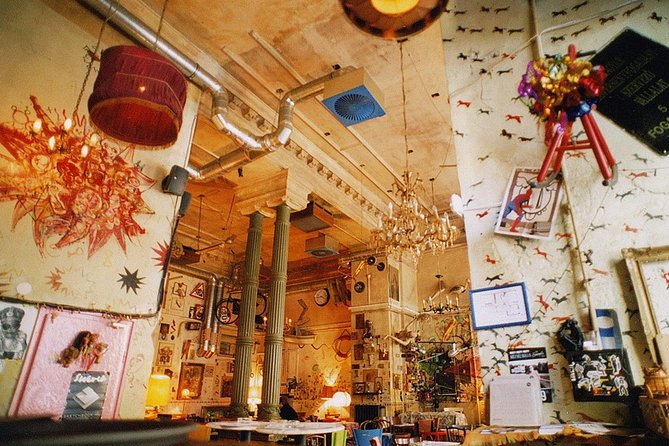 Private Budapest Ruin Bar Tour with Local Drinks & Street Food - Local drinks and Hungarian snacks, with the langos factor