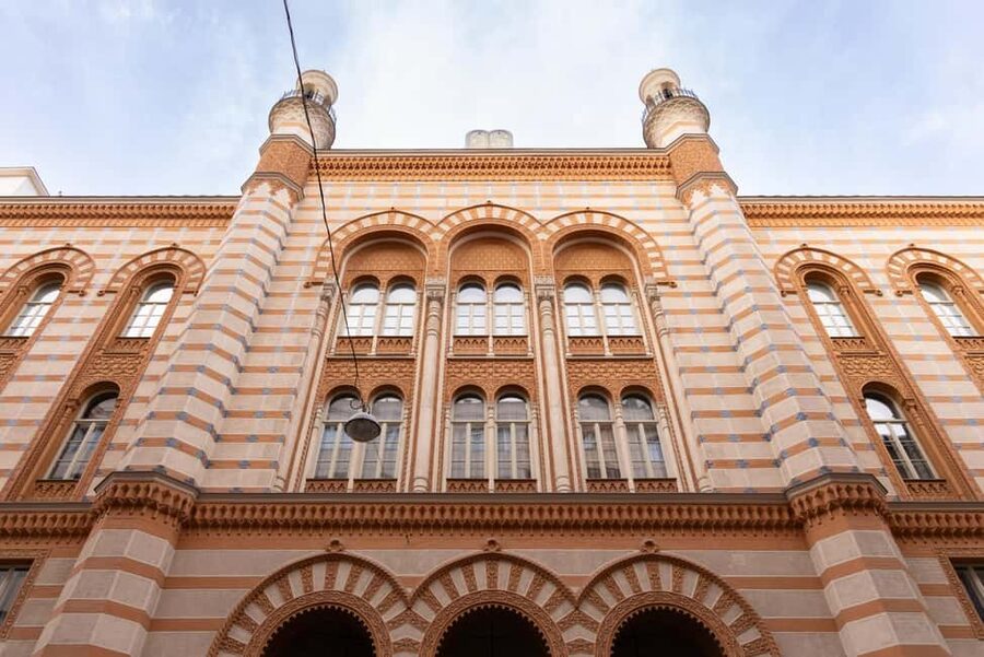 Private Jewish Quarter Walking Tour with Synagogue entry - Entering Dohány Street Synagogue: the skip-the-line advantage