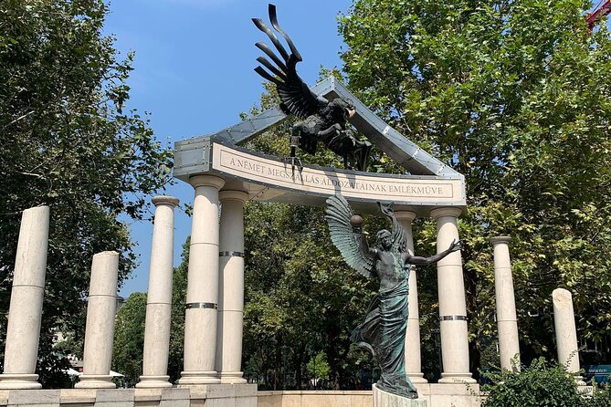 Private Self Guided Tour of Downtown Budapest History - Liberty Square Loop: Soviet War Memorial and the Bush and Reagan Surprise