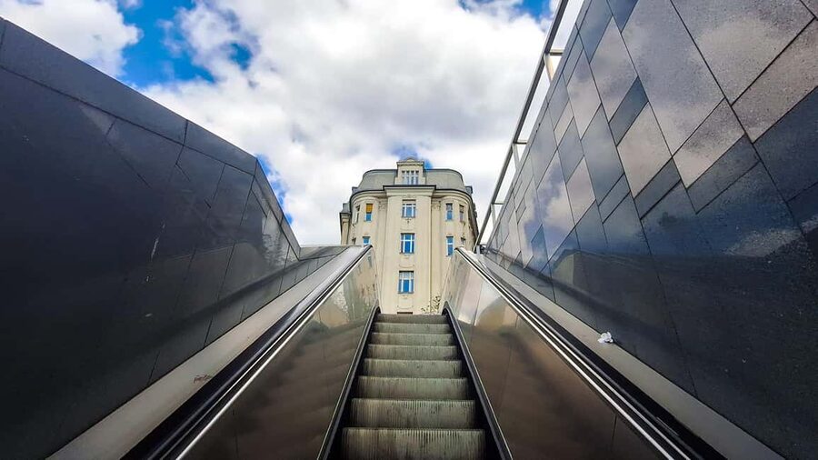 Street photography with your smartphone, tour of Budapest - The drone part: why it changes the way you take photos all day