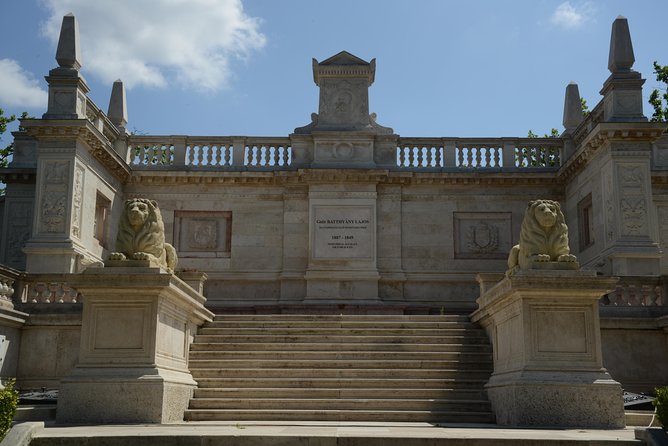 Urban Tour of Budapest's Most Controversial District. - Fiumei Road Cemetery: death customs, architecture, and payoff views