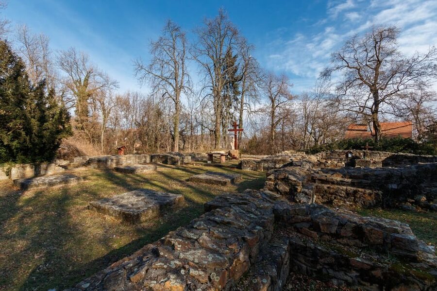 Walk to recent and aged spiritual sanctuaries near Budapest - Kaán Károly-kilátó viewpoint hike, and how to plan for the optional climb