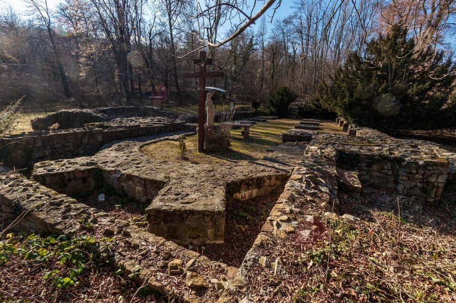 Walk to recent and aged spiritual sanctuaries near Budapest - The 9:30 start, pickup, and the smooth half-day rhythm